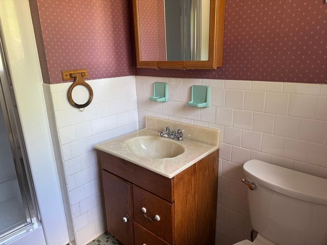 16 Buckingham Rd, Norwood, MA 02062