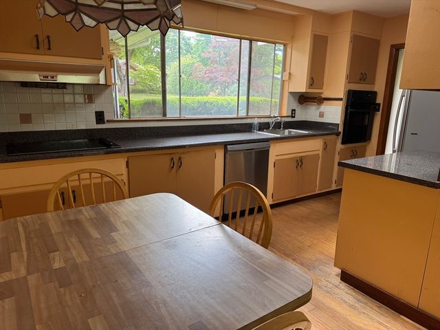 16 Buckingham Rd, Norwood, MA 02062
