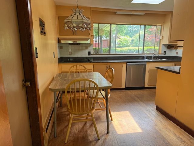 16 Buckingham Rd, Norwood, MA 02062