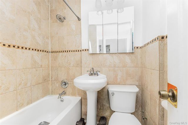 426 Calhoun Avenue, Bronx, NY 10465
