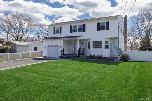16 Loughlin Drive, Shirley, NY 11967