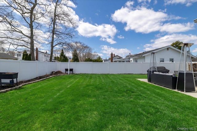 16 Loughlin Drive, Shirley, NY 11967