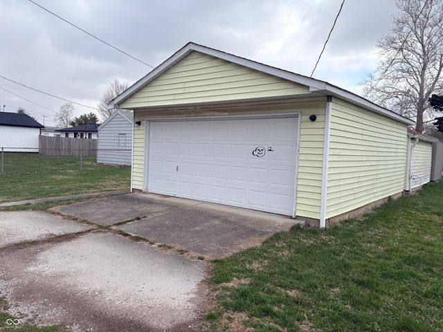 2216 Hawcreek Avenue, Columbus, IN 47201