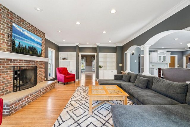 21065 Bradford LANE, Brookfield, WI 53045