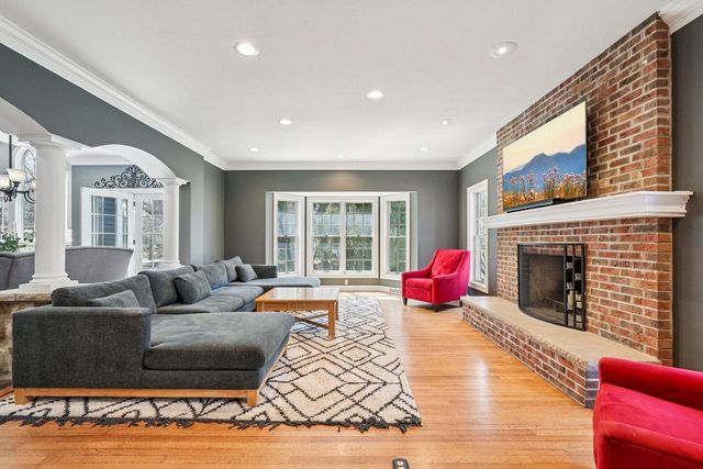 21065 Bradford LANE, Brookfield, WI 53045