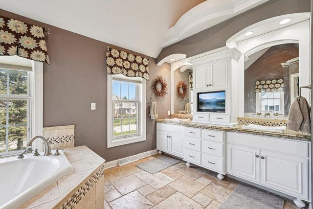 21065 Bradford LANE, Brookfield, WI 53045
