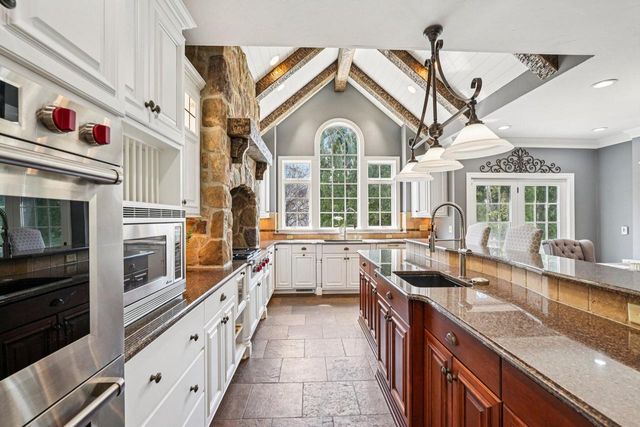 21065 Bradford LANE, Brookfield, WI 53045