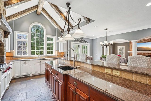 21065 Bradford LANE, Brookfield, WI 53045