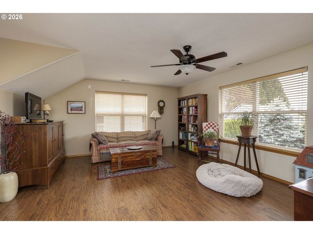 1450 Ne KERRY Ct, Mc Minnville, OR 97128