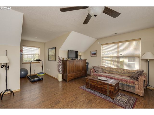 1450 Ne KERRY Ct, Mc Minnville, OR 97128