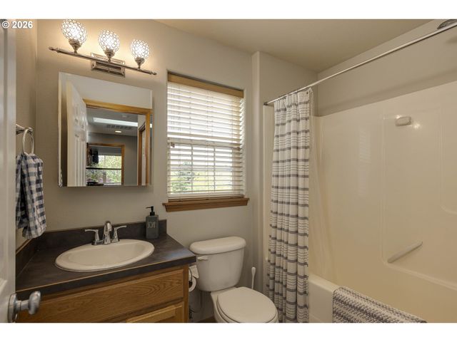 1450 Ne KERRY Ct, Mc Minnville, OR 97128