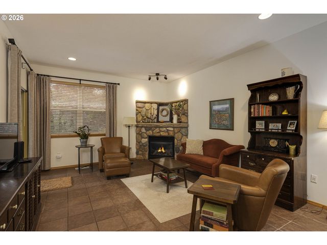 1450 Ne KERRY Ct, Mc Minnville, OR 97128