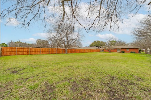 1206 Usher Street, Benbrook, TX 76126