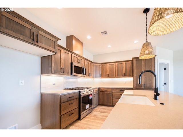 1231 THUNDERBIRD Ave S, Salem, OR 97306