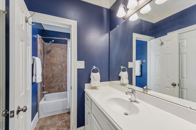 427 N Gate Stone, Houston, TX 77007