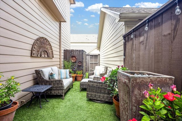 427 N Gate Stone, Houston, TX 77007