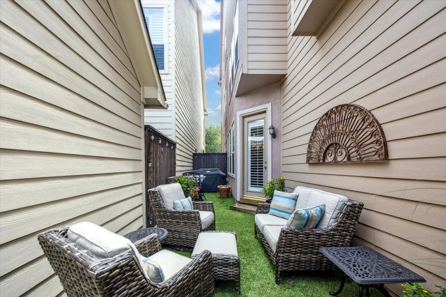 427 N Gate Stone, Houston, TX 77007