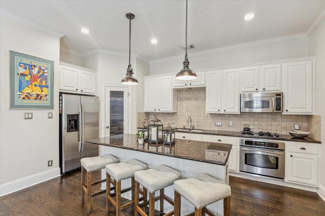 427 N Gate Stone, Houston, TX 77007