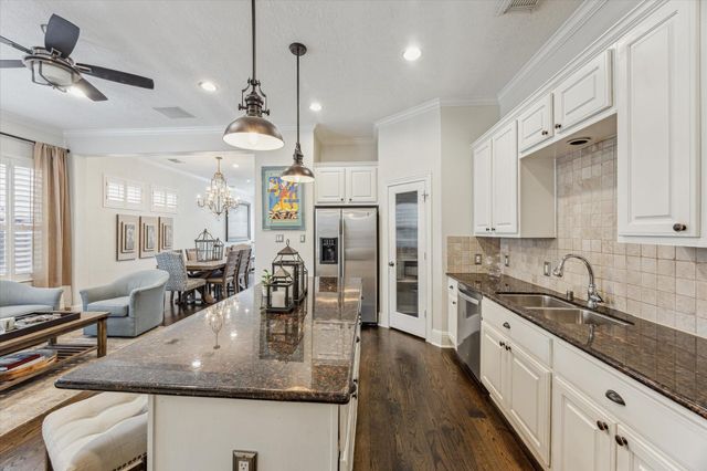 427 N Gate Stone, Houston, TX 77007