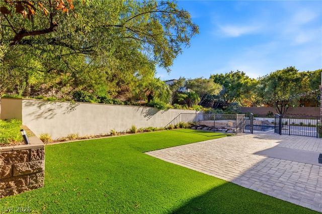 25 Pebble Dunes Court, Las Vegas, NV 89141