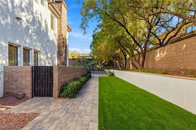 25 Pebble Dunes Court, Las Vegas, NV 89141