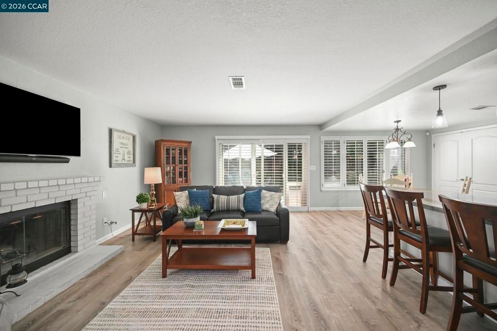 Image 9 of property listing at 421 Stoneybrook Ct, Danville, CA 94506