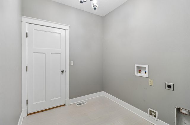 16636 Tanglewood Drive, Clive, IA 50325