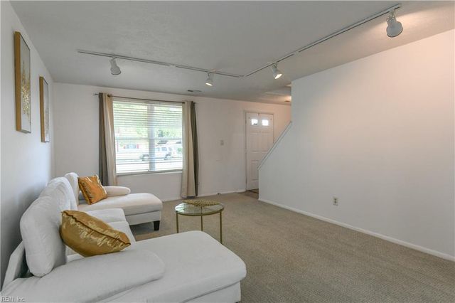 1304 Curtin CT, Hampton, VA 23666