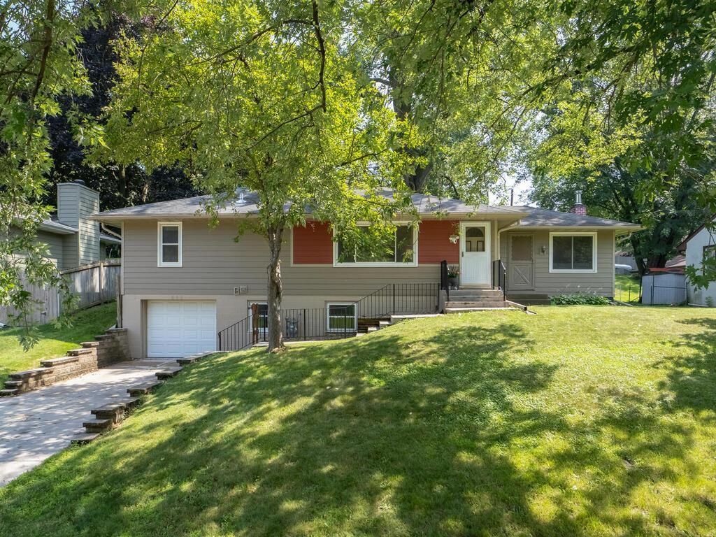 664 Belmont Lane W, Roseville, MN 55113