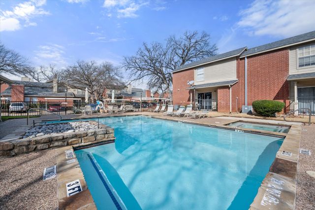 1420 Meadowood Village, Fort Worth, TX 76120