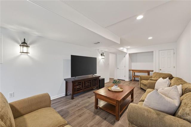 555 Hembree Grove Ovrlk, Roswell, GA 30076