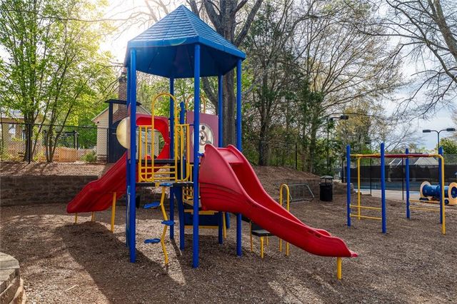 555 Hembree Grove Ovrlk, Roswell, GA 30076