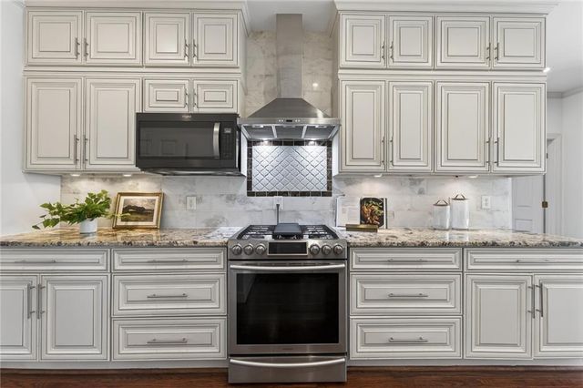 555 Hembree Grove Ovrlk, Roswell, GA 30076