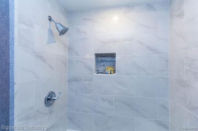 7250 Aaronway Drive, West Bloomfield, MI 48324