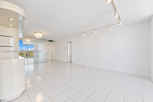 18021 Biscayne Blvd 1102, Aventura, FL 33160
