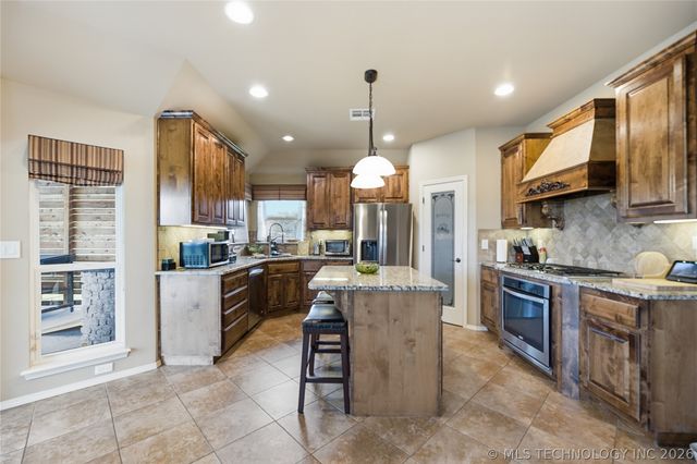 6877 S 304th East Avenue, Broken Arrow, OK 74014