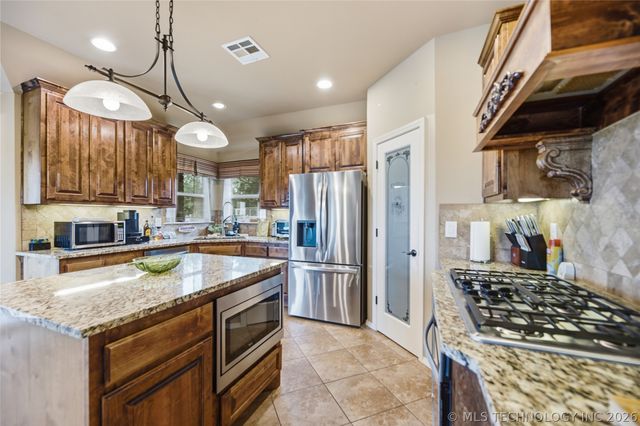 6877 S 304th East Avenue, Broken Arrow, OK 74014