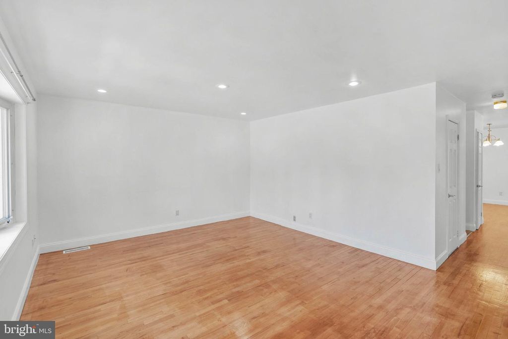 643 SAINT ANTHONY LN, UPPER DARBY, PA 19082 — photo 4