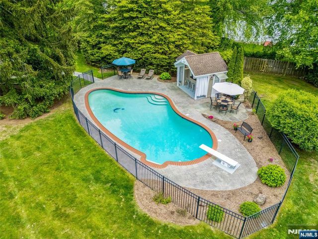 345 Steinhauser Lane, Wyckoff, NJ 07481