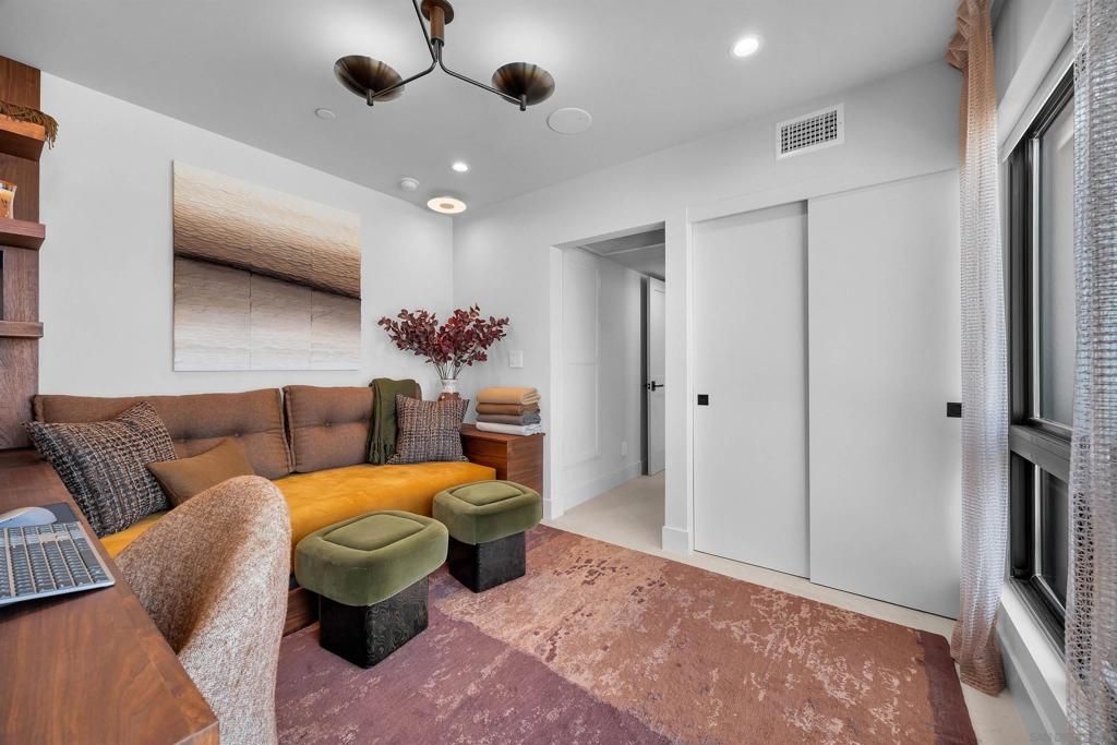 Image 15 of property listing at 3865 Ocean Front Walk, San Diego, CA 92109
