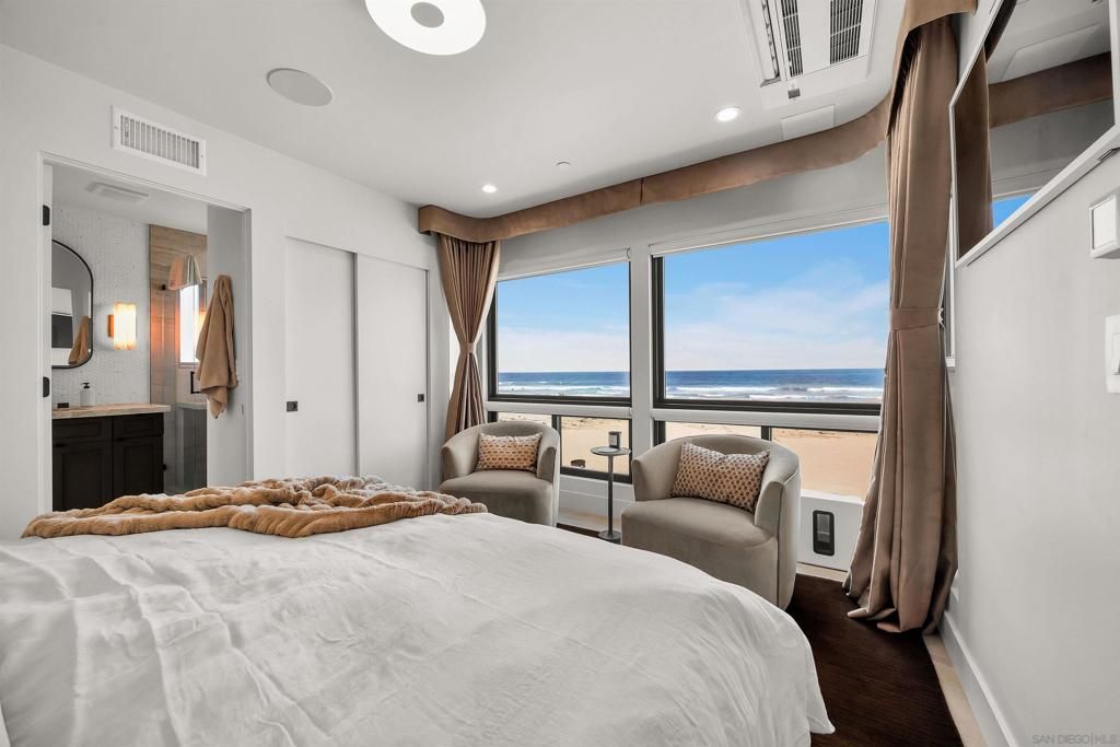Image 16 of property listing at 3865 Ocean Front Walk, San Diego, CA 92109