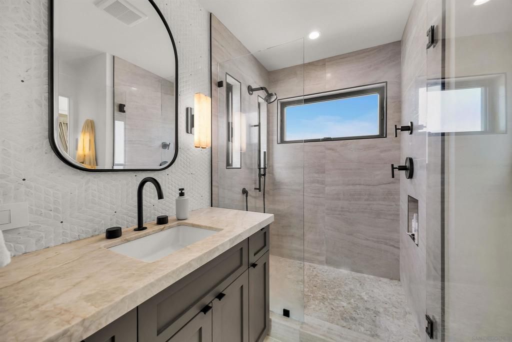 Image 18 of property listing at 3865 Ocean Front Walk, San Diego, CA 92109