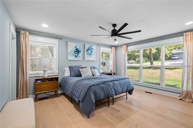1319 E Sunny Hill Drive, Fayetteville, AR 72703