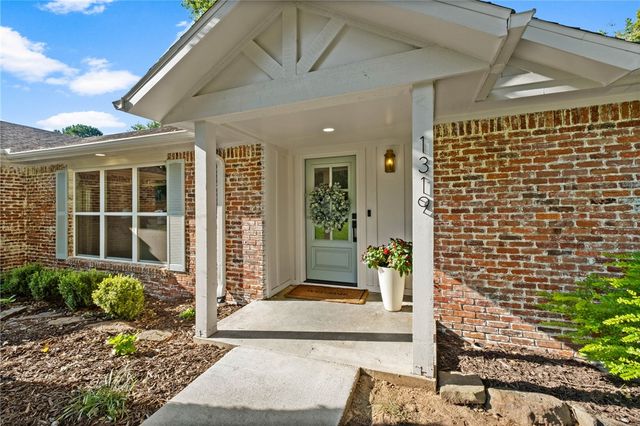 1319 E Sunny Hill Drive, Fayetteville, AR 72703