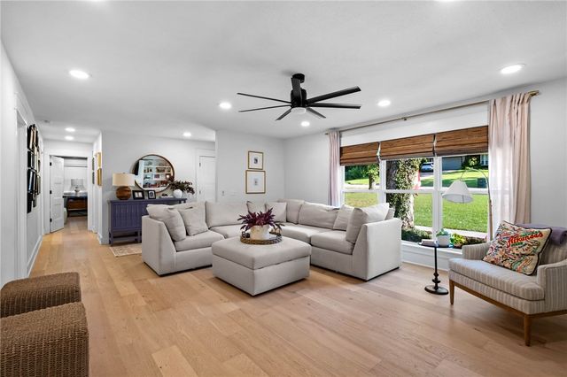 1319 E Sunny Hill Drive, Fayetteville, AR 72703