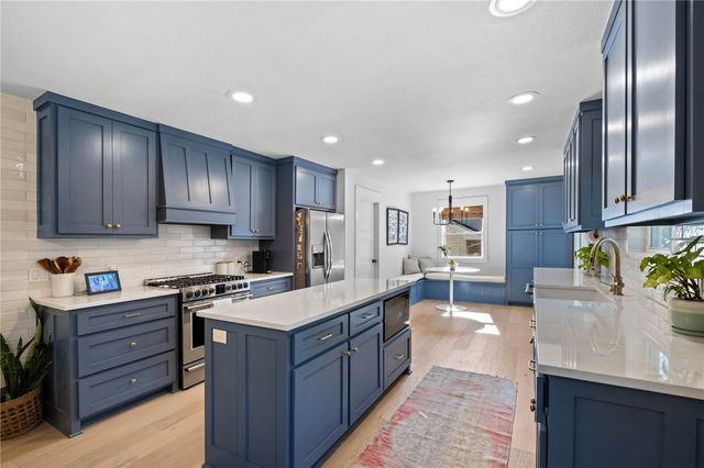 1319 E Sunny Hill Drive, Fayetteville, AR 72703