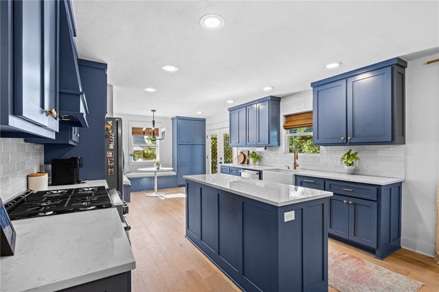 1319 E Sunny Hill Drive, Fayetteville, AR 72703