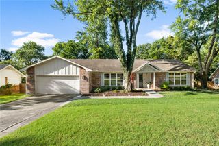 1319 E Sunny Hill Drive, Fayetteville, AR 72703