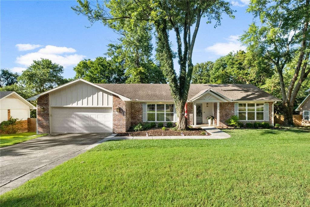 1319 E Sunny Hill Drive, Fayetteville, AR 72703