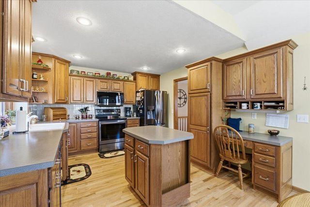 327 E FERNDALE Drive, Council Bluffs, IA 51503